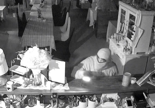 Kradzież z włamaniem. Policja poszukuje trzech sprawców