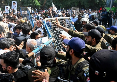 Pakistan: Szturmy na placówki USA i ONZ, kilkadziesiąt osób zabitych