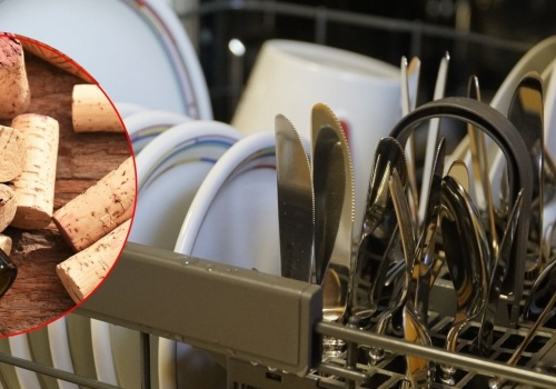 Korek do wina w zmywarce. Ten prosty trik rozwiązuje trzy problemy