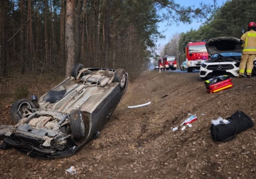Zderzenie i dachowanie na DW 631. Jedno auto dachowało kierowca pod wpływem narkotyków