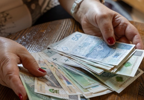 Darowizna bez podatku i bez ryzyka. Ile razy można dać pieniądze dziecku?