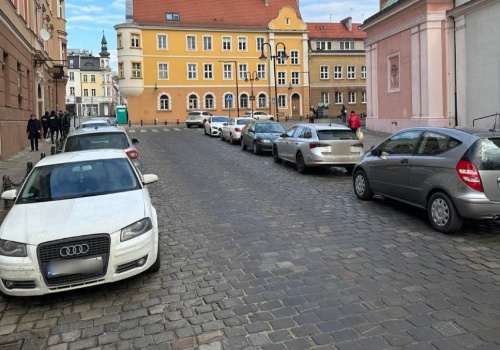 Przejazd przez most powrócił, parkowanie zostało. Ratusz: To się zmieni