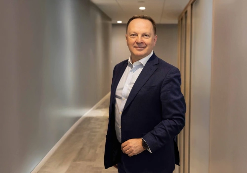 W świecie ekonomii lepiej być przy stole niż na stole