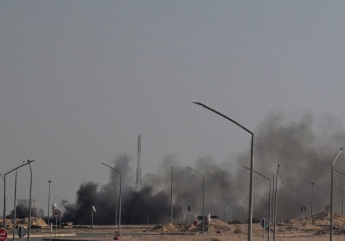 Atak na amerykańską ambasadę w Kuwejcie. Kłęby dymu nad miastem