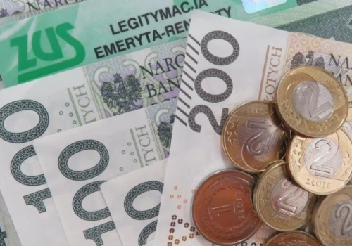 ZUS informuje: Niektórzy emeryci i renciści zwaloryzowane świadczenia otrzymają wcześniej. Terminarz wypłat emerytur i rent w marcu