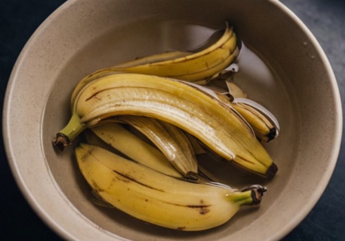 Zalej skórkę od banana wodą i wsyp łyżeczkę sody. Ogrodnicy wykorzystują ten patent na potęgę