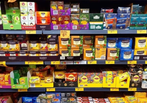 5 marek herbat opanowało polskie sklepy. Kto wygrywa: Lipton, Herbapol czy Teekanne?