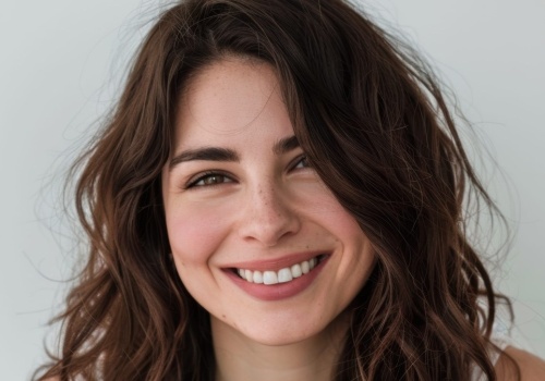 Piegi wróciły do łask. Makijażystka zdradza, jak je malować, by wyglądały naturalnie. Oto 4 sprawdzone sposoby krok po kroku