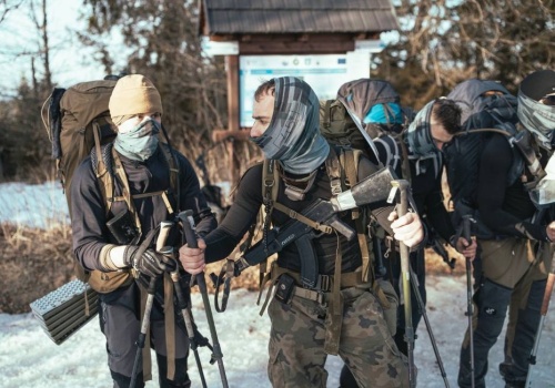 Twardziele z plecakami w rejonie Magurki