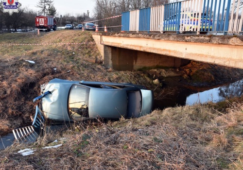 Audi w rzece po zdarzeniu drogowym w Ujazdowie. 33-latek miał ponad 2 promile alkoholu