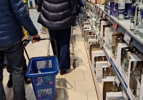 Zwrócił uwagę, że w kolejce w Lidlu, ludzie stoją przy alkoholach. Oberwał. 