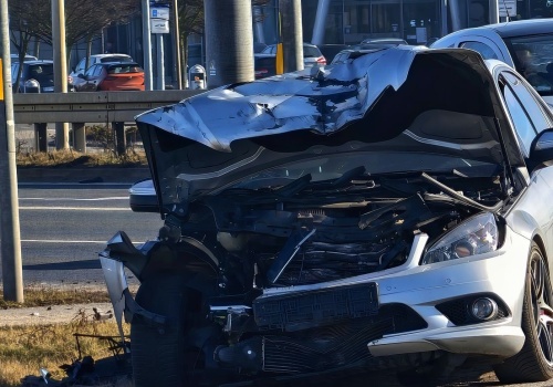 Mercedesem roztrzaskał tył busa (ZDJĘCIA)