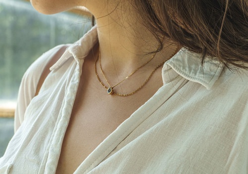 Jak dobrać biżuterię do biurowego dress code’u?