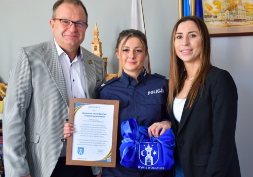 Policjantka doceniona za pomoc, udzieloną po służbie
