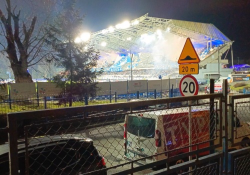 Nielegalnie odpalone race na meczu Stali Rzeszów i Ruchu Chorzów. Jest postępowanie policji