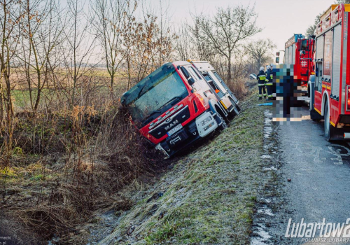 Trudne warunki na drodze. Wóz strażacki w rowie