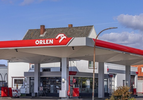 Czy w Polsce może zabraknąć paliwa? Orlen wyjaśnia skąd bierze ropę