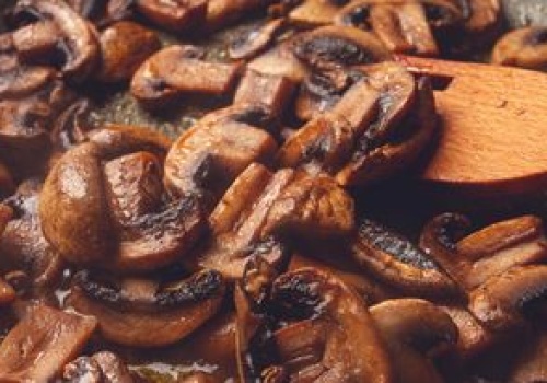 Dodaję do smażonych pieczarek. Wychodzą kremowe i rozpływają się w ustach