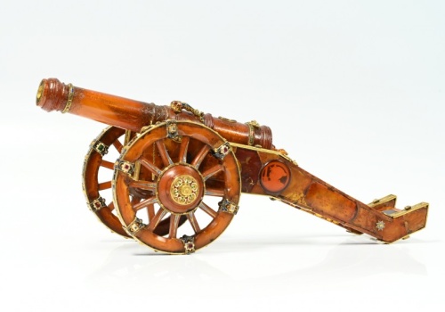Do Gdańska wróciło niezwykłe dzieło sztuki – bursztynowa armatka z XVII wieku