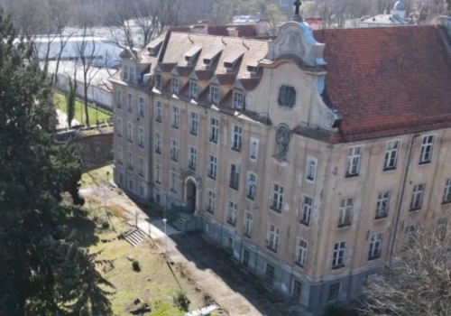 Biologiczna bomba za 7,8 mln zł. Martwe ptaki i ruina zamiast „perełki uzdrowiska”