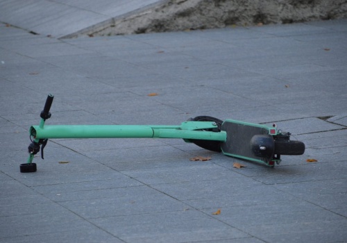 Nowe zasady dla użytkowników hulajnóg elektrycznych. Zmiany od 3 marca i obowiązkowe kaski od czerwca