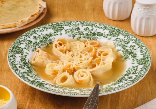 Zapomnij o makaronie! Rosół z wytrawnymi naleśnikami podbija stoły