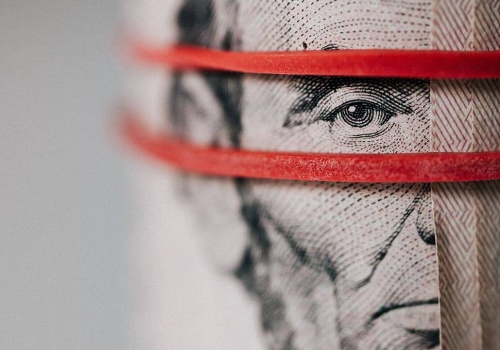 Atak USA i Izraela na Iran: USD i CHF zyskują, ropa +10%, PLN lekko słabszy