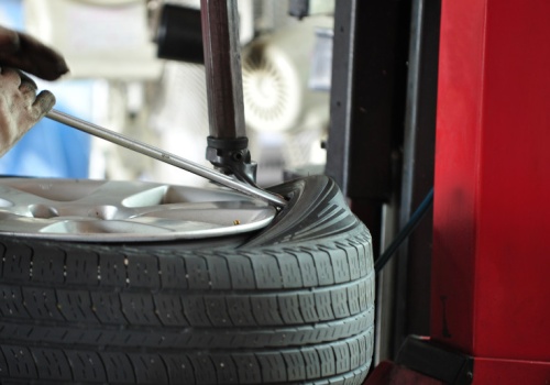 Najgorsze opony letnie 2026. Eksperci wskazali modele, których należy unikać
