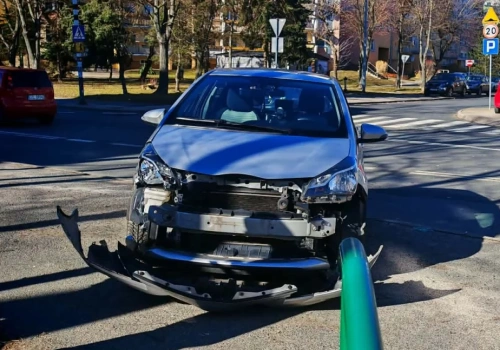 Kolizja z autobusem MZK na ul. Bacewicz w Jeleniej Górze