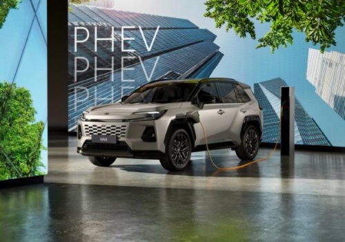 Nowa Toyota RAV4 2026 w wersji hybrydy plug-in zyskała 304 KM i niższą cenę