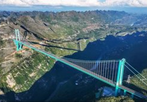 Chiny znów zaskakują. Ten najwyższy most świata ma nawet sztuczny wodospad