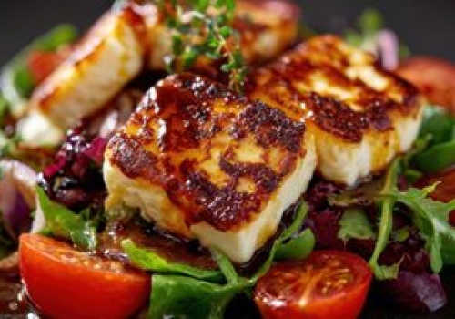 Śródziemnomorski ser smażę w słodkim sosie. Idealny do tortilli i sałatek