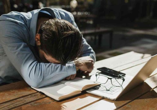 Twój mózg sabotuje decyzje finansowe. Tak działa ten mechanizm