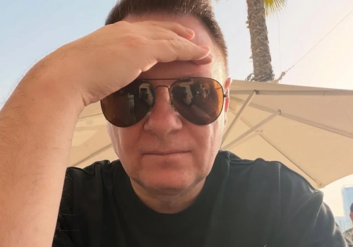 Robert Klatt z Dubaju: „Śpimy na parkingu”. Dramatyczna sytuacja powoli się kończy