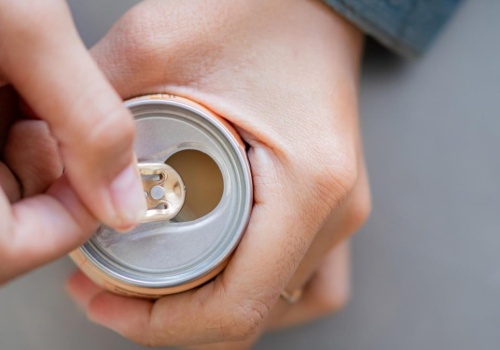 Nie wyrzucaj zawleczek od puszek, a zawieś w ogrodzie. Genialne rozwiązanie zaskakuje efektem