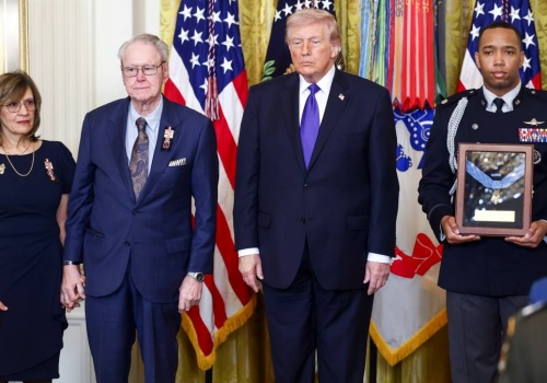 Trump odznaczył sierżanta sztabowego Ollisa. Wojskowy oddał życie za Polaka