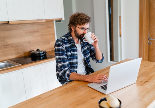 Model hybrydowy kontra wyniki biznesowe. Ponad połowa firm widzi negatywne skutki