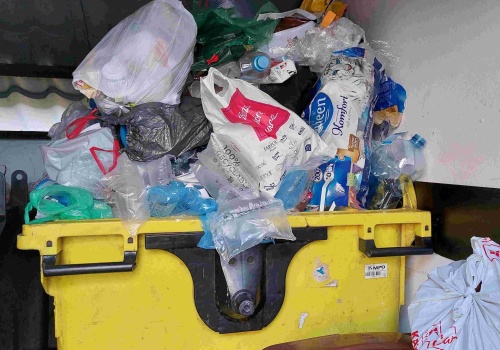 Przepełnione pojemniki na odpady segregowane. Mieszkańcy i radni za częstszym wywozem śmieci z osiedli