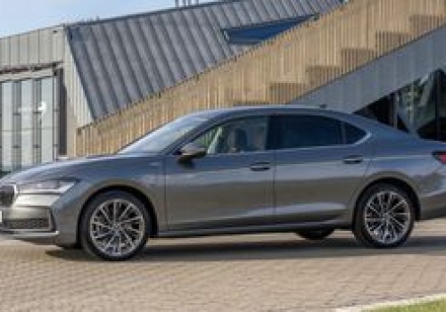 Najmocniejsza wersja Superba dołącza do gamy. Pod maską zaskakująco mały silnik