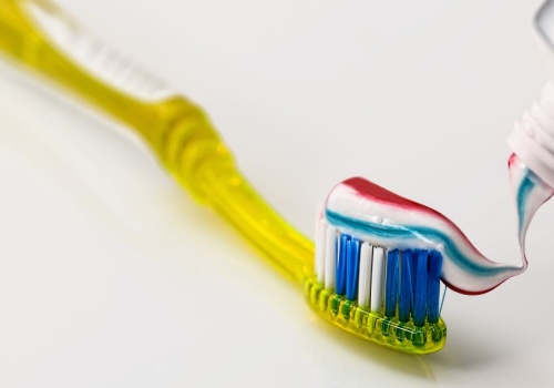 Eksperci przebadali pasty do zębów dla dzieci. Tych produktów radzą unikać