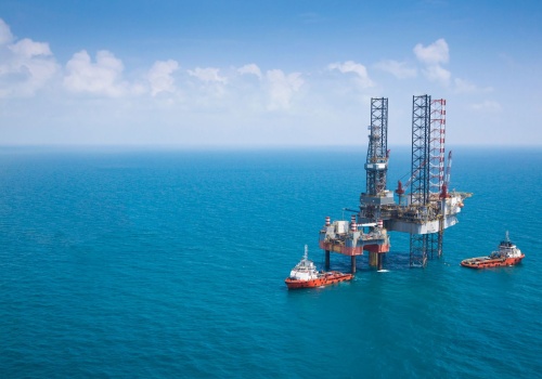 PKO BP: nawet 200 USD za baryłkę ropy Brent i 100 euro za MWh LNG przy dłuższej blokadzie Cieśniny Ormuz