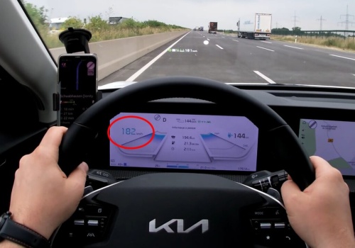 Zmiany w kodeksie drogowym 2026 (od 3.03): utrata prawa jazdy za 50+ km/h poza obszarem zabudowanym, zgłaszanie zlotów