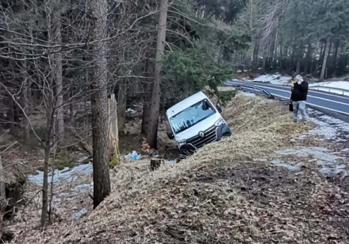 Bus stoczył się z drogi między Szklarską Porębą a Jakuszycami. Kierowca wysiadł tylko na chwilę.