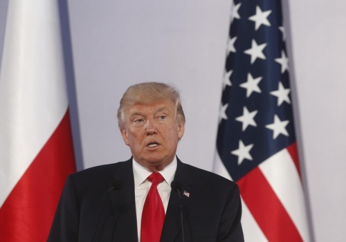 Na szyi Donalda Trumpa pojawiła się tajemnicza czerwona plama. Prezydencki lekarz zabrał głos