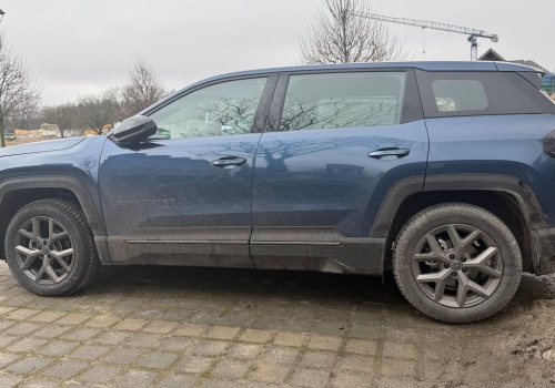 Ma większy rozstaw osi niż Skoda Kodiaq, a kosztuje 139 tys. zł. Nowy SUV Jeepa zapowiada się na świetne auto rodzinne