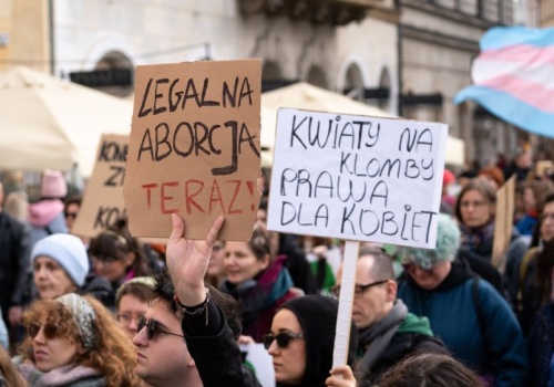 Aborcja dla Polek za unijne pieniądze. Bruksela daje zielone światło, prawica wściekła