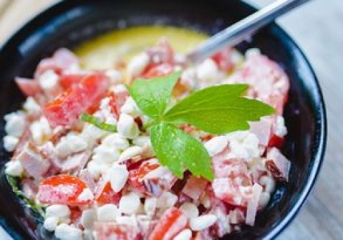 Mieszam w miseczce kilka składników. W mig mam wysokobiałkowe śniadanie, po którym czuję się syto, ale lekko