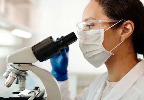 Przełom w leczeniu przerzutów raka płuc do mózgu? Makrofagi CAR spowalniają wzrost guza