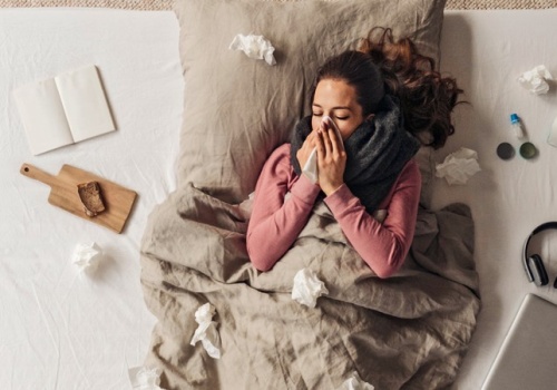 Polki boją się chorować. Normą są pracujące osoby, które ledwo funkcjonują. „Odpowiadała na maile ze szpitalnego łóżka między badaniami i kroplówkami”