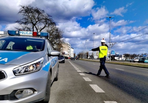 „Pakiet 3 marca”: zatrzymanie prawka za 50+ poza zabudowanym i nie tylko. Sprawdź, jakie przepisy właśnie weszły w życie